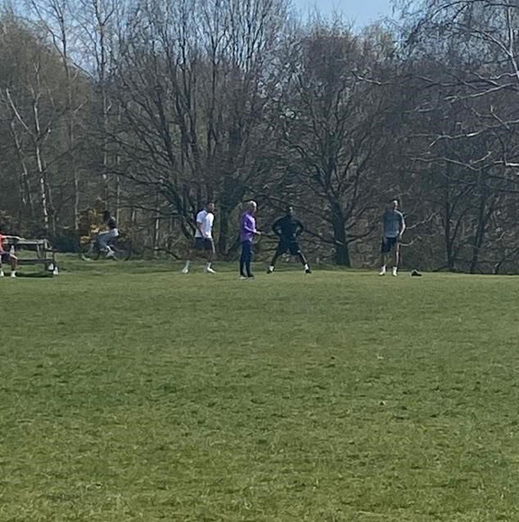 Mourinho y tres futbolistas rompieron la cuarentena y entrenaron en un parque de Londres