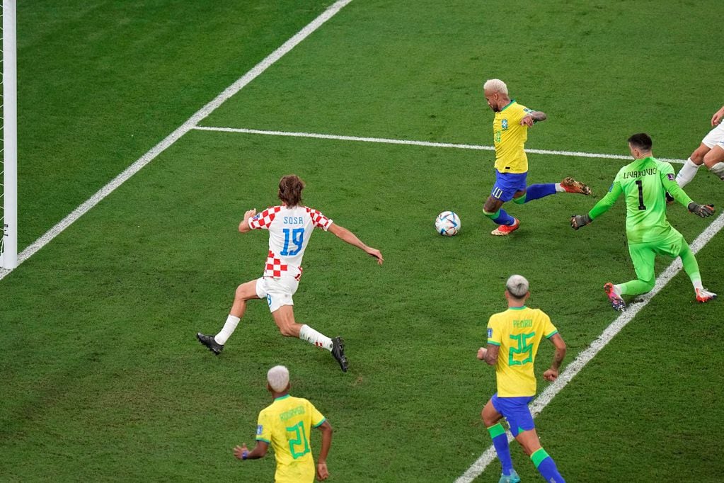 Neymar apareció en el momento justo y clavó un golazo ante Croacia para abrir el paso a semifinales de Brasil en Qatar 2022. (AP)