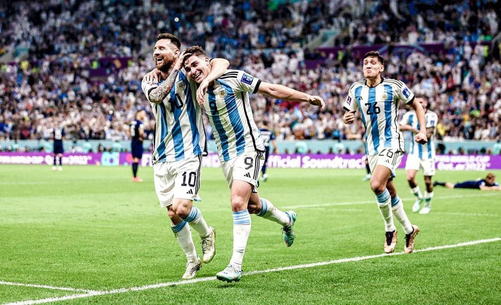 Julián Álvarez es saludado por Messi y atrás llega Nahuel Molina para sumarse al festejo