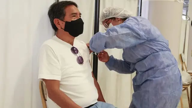 Aplican la vacuna bivalente en Jujuy