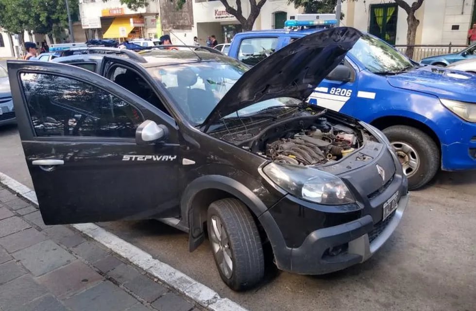 El auto que fue robado del lavadero era un Renault Sandero. Fue hallado entre calles San Martín y Bartolomé de Las Heras.