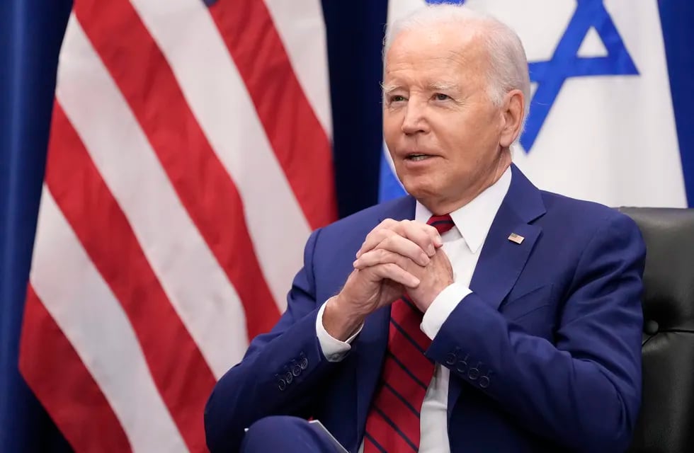 ARCHIVO - El presidente Joe Biden escucha al primer ministro israelí Benjamin Netanyahu en Nueva York, 20 de setiembre de 2023. (AP Foto/Susan Walsh, File)