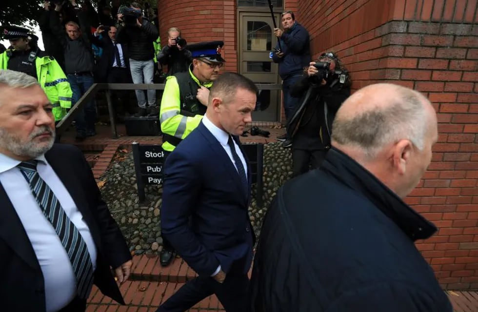 El futbolista del Everton Wayne Rooney sale el 18/09/2017 del juzgado en Stockport, Reino Unido. El futbolista deberá cumplir 100 horas de trabajo comunitario por conducir alcoholizado, según determinó el 18/09/2017 un tribunal británico. \r\n(Vinculado al texto de dpa \