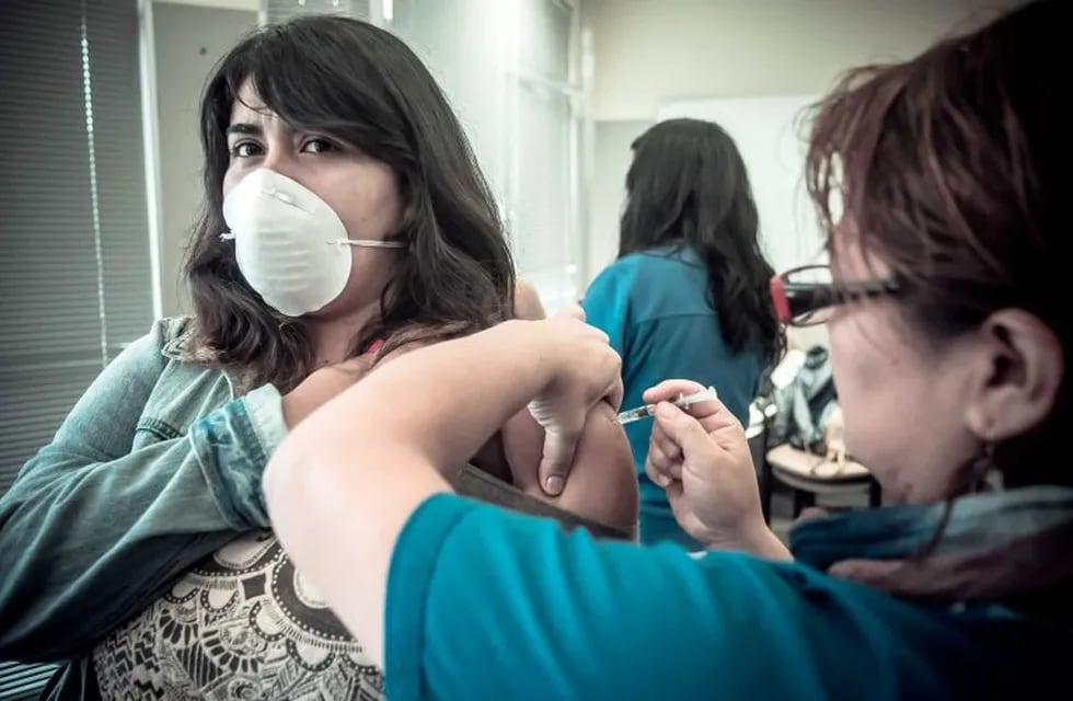 CH01- COPIAPu00d3 (CHILE), 02/04/2015. Una mujer se vacuna hoy, jueves 2 de abril de 2015, en un consultorio de salud en la localidad de Copiapó, a 800 kilómetros al norte de Santiago (Chile). Habitantes de las zonas afectadas por los aluviones de la semana p