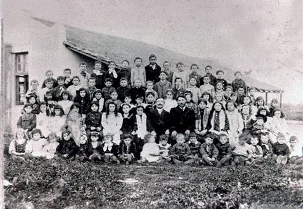 Escuela de la Jewish Colonization Association en San Gregorio, colonia Clara. Entre Ríos. 1909.