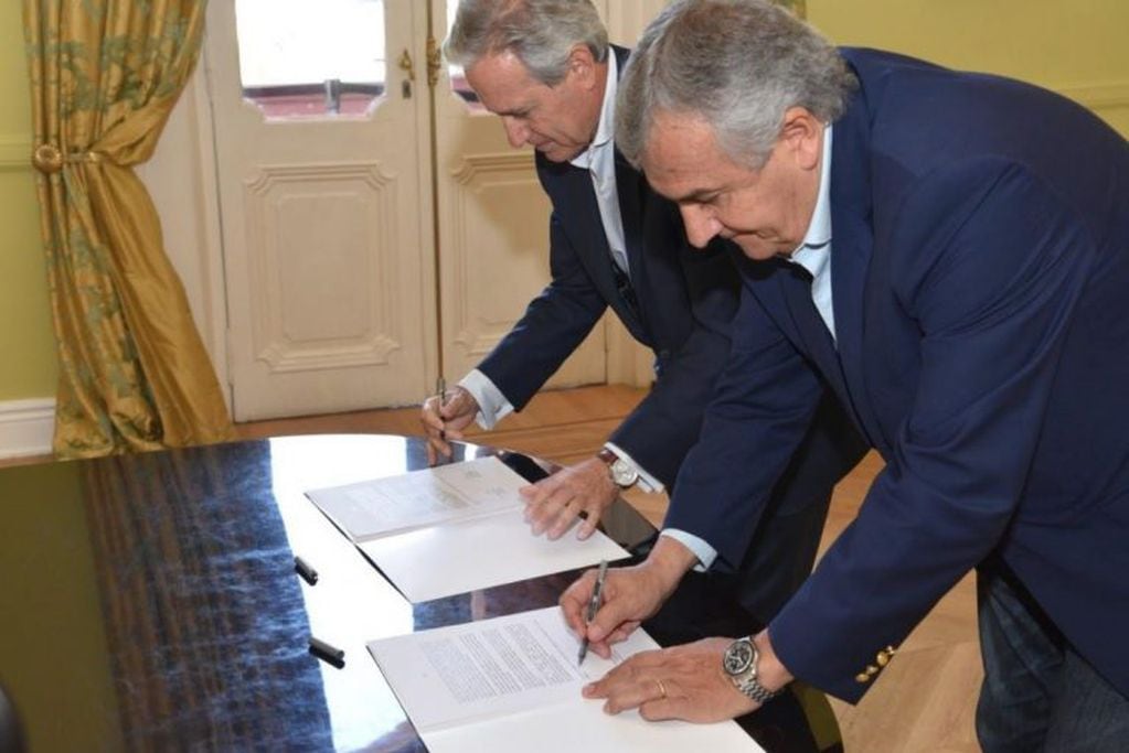 Ibarra y Morales al momento de firmar el convenio por el cual se construirá dos redes troncales de fibra óptica en territorio jujeño.