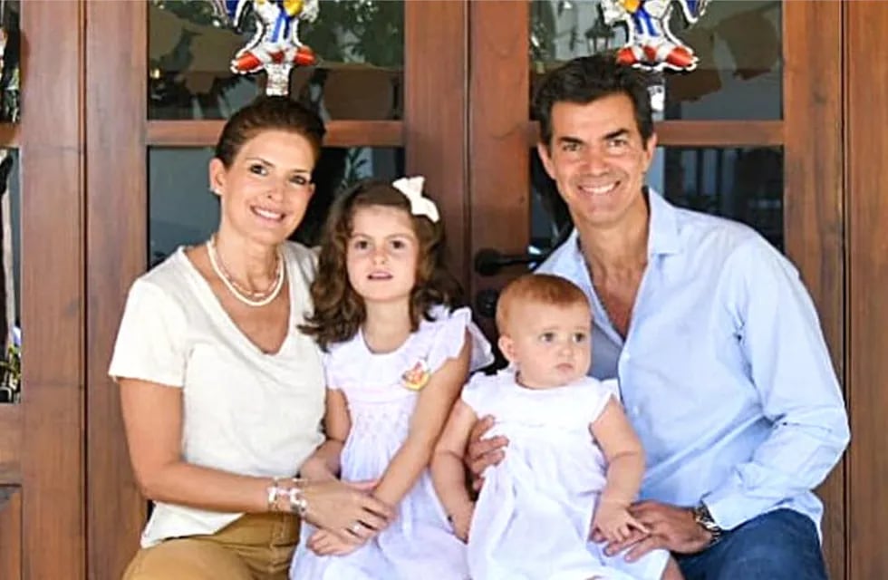 Isabel Macedo y Juan Manuel Urtubey, junto a sus dos hijas, se mudaron a Uruguay.
