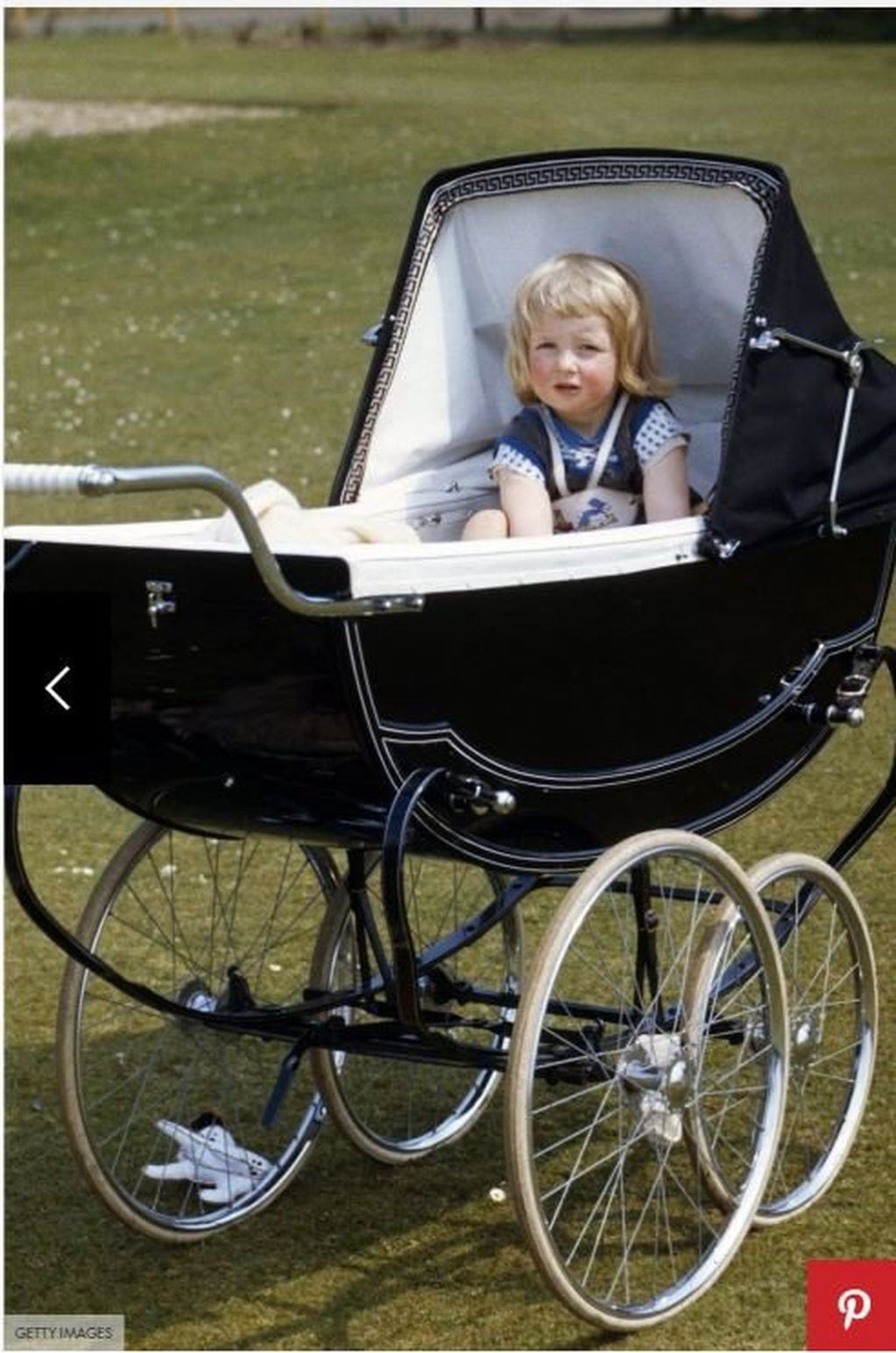 1963. Sentada en su carrito durante una foto familiar en Park House en Sandringham, Norfolk.