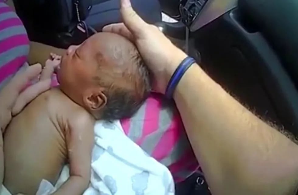 Un policía reanimó a un bebé que dejó de respirar: \