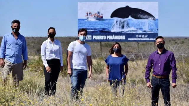 Puerto Pirámides: vecinos cuestionaron la colocación de un cartel a 80 kilómetros de la localidad