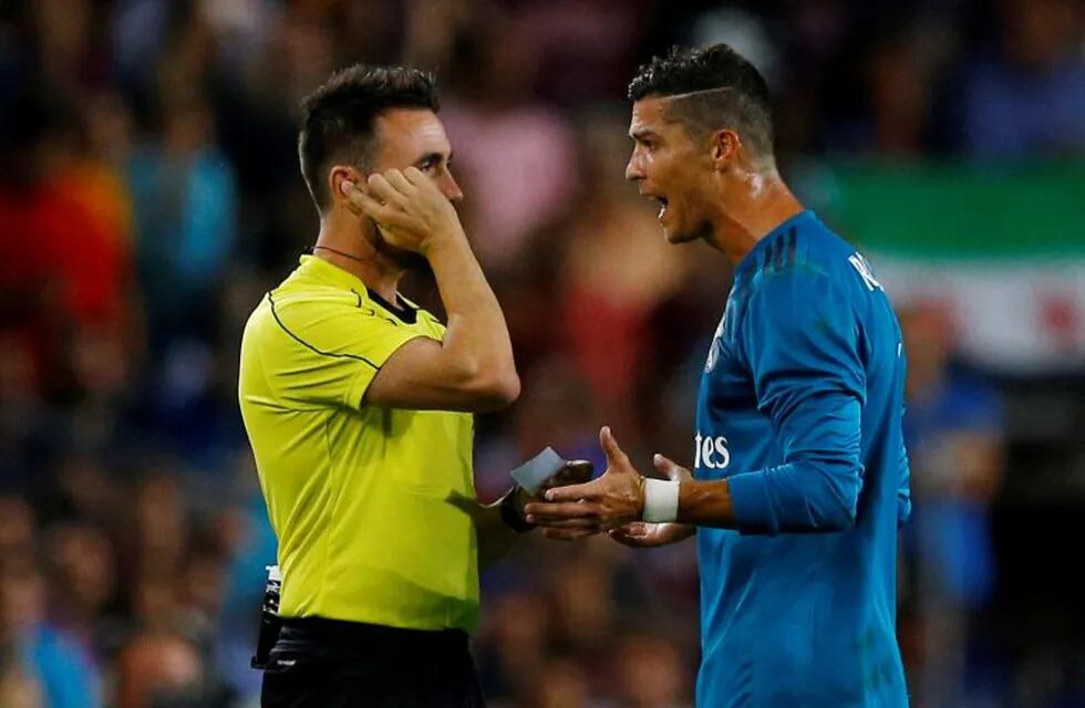 Soccer Football - Barcelona v Real Madrid Spanish Super Cup First Leg - Barcelona, Spain - August 13, 2017   Real Madrid’s Cristiano Ronaldo speaks with referee Ricardo de Burgos Bengoetxea after being shown a red card after receiving a second yellow card for simulation   REUTERS/Juan Medina
