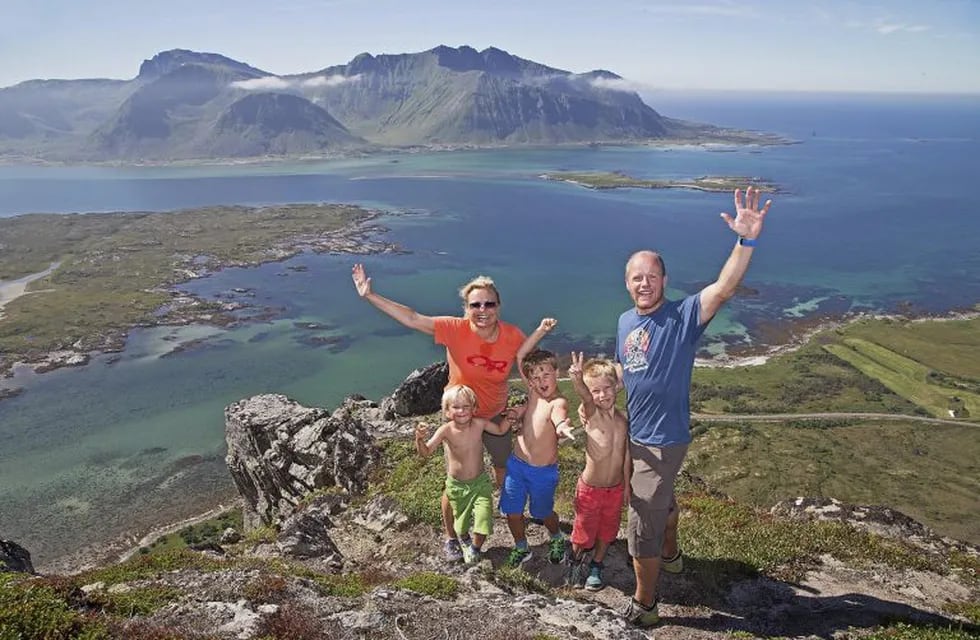 NOR01 ARCHIPIu00c9LAGO DE LOFOTEN (NORUEGA) 20/03/2017.- Una familia celebra en lo alto de una montau00f1a en el archipiu00e9lago de Lofoten, en Noruega, el 19 de julio de 2014. Con una puntuación de 7,537 sobre diez, Noruega es el país mu00e1s feliz del mundo segu00fan el I