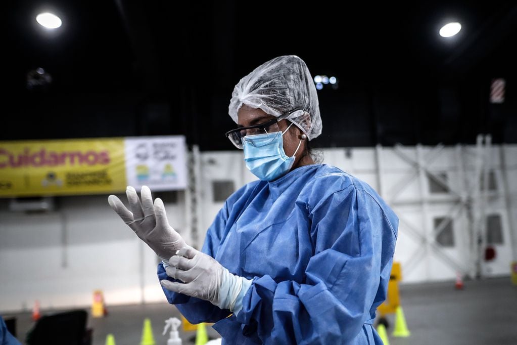 Personal sanitario prepara pruebas para detectar la covid- 19 (Foto: EFE/Juan Ignacio Roncoroni)