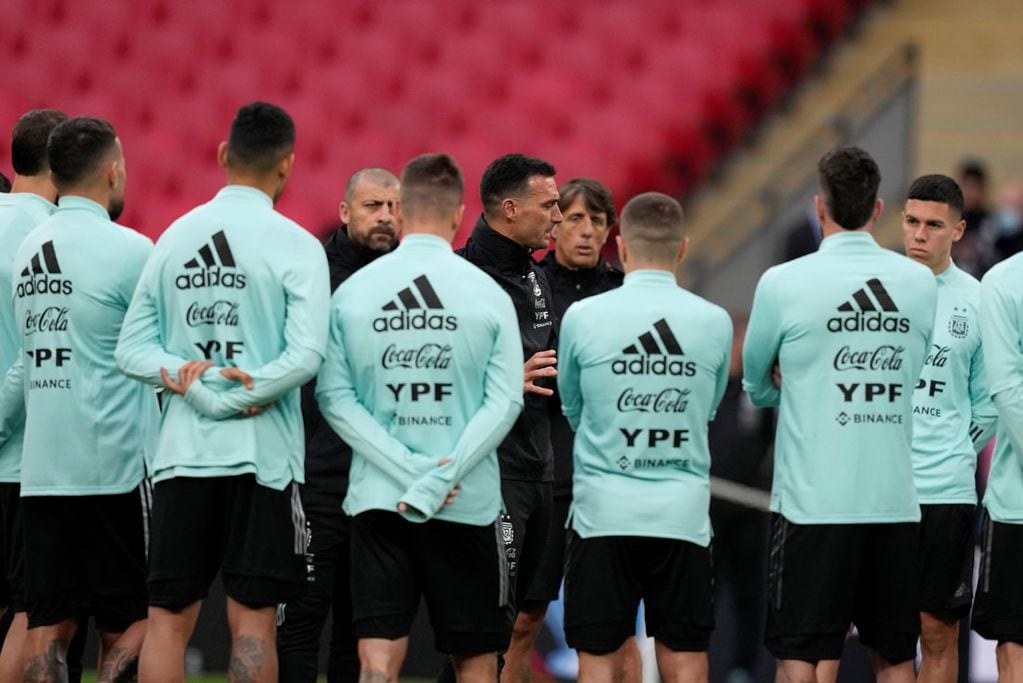 La selección argentina de fútbol trabajó este martes en Londres, en la previa de la Finalissima con Italia. (AP)