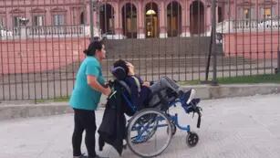 Celeste fue con su hijo Santi a Casa Rosada, esperaron más de dos horas pero nadie los recibió.