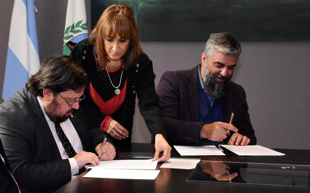 Firmaron el convenio de preservación de la Gruta de Inti Huasi.