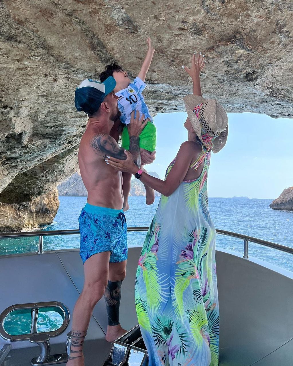 Lionel Messi y Antonela Roccuzzo disfrutando de Ibiza