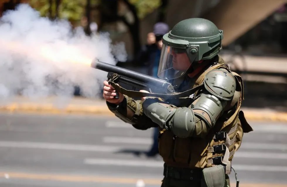 Policías resguardan el edificio Costanera Center en Santiago de Chile. (EFE)