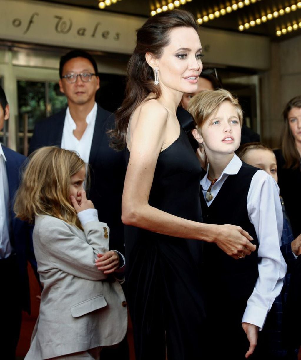 Director Angelina Jolie arrives on the red carpet her children Shiloh Jolie-Pitt (R), and Vivienne Jolie-Pitt, (L), for the film "First They Killed My Father" at the Toronto International Film Festival (TIFF), in Toronto, Canada, September 11, 2017.    REUTERS/Mark Blinch toronto canada Angelina Jolie festival internacional del cine de toronto presentacion de nuevas peliculas actriz con sus hijos