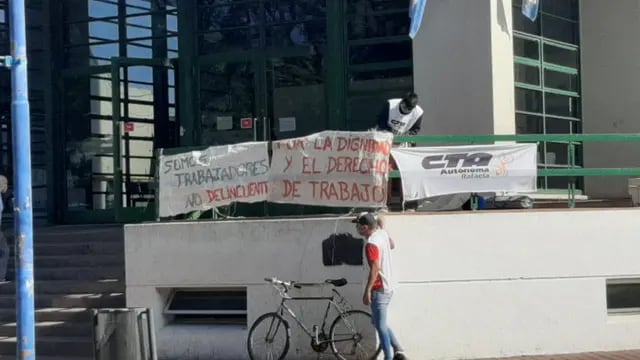 Manifestación de la cooperativa "Luz de Esperanza" frente al Municipio de Rafaela