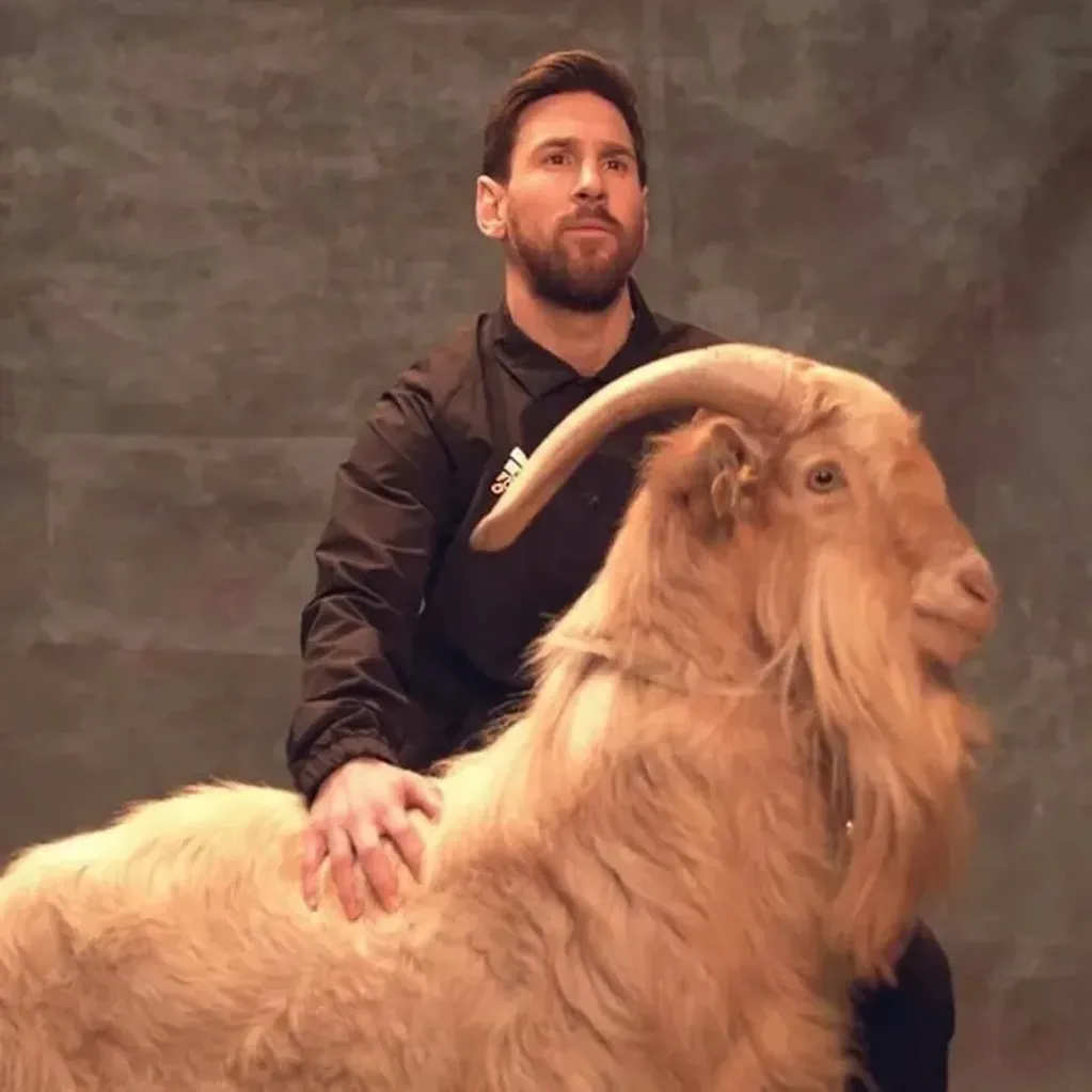 Messi out of context con una cabra