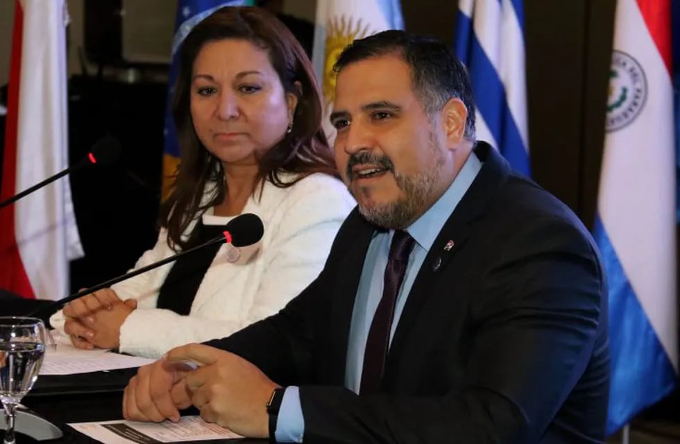 El ministro paraguayo de Salud Carlos Morínigo asiste a una reunión