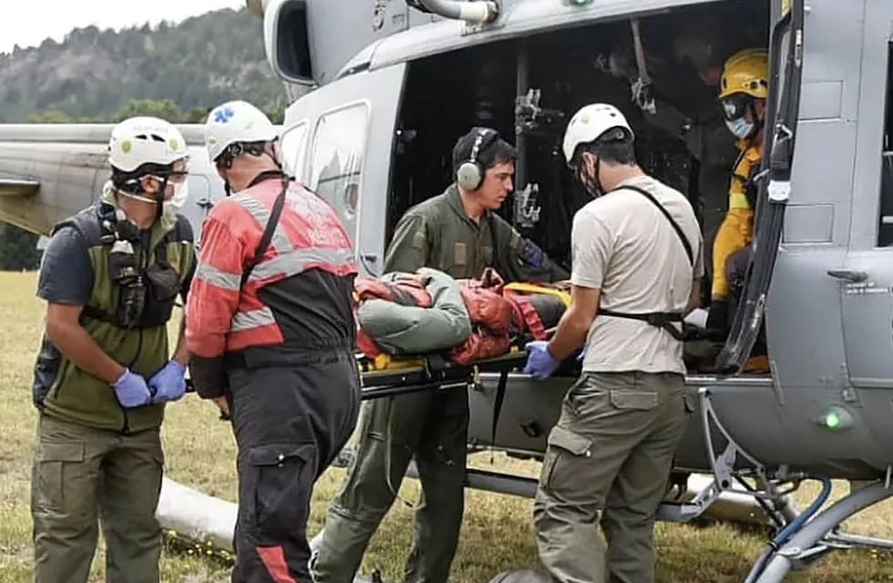El operativo de rescate de los andinistas que sufrieron el accidente mientras escalaban el Volcán Lanín en Neuquén donde murió una mendocina. Gentileza
