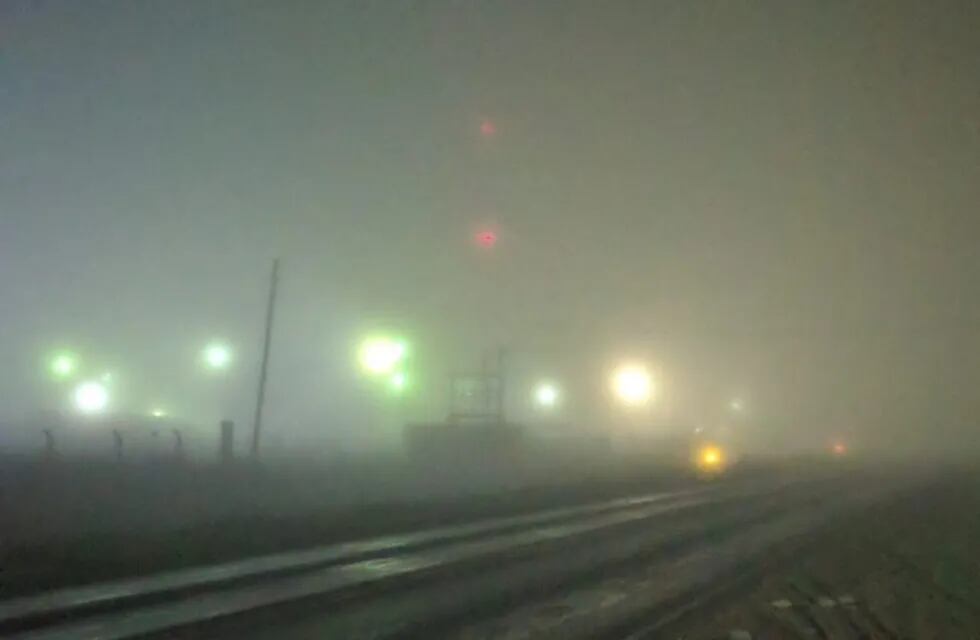 La niebla restringió al vibilidad en las rutas del sur santafesino. (@Vanelluschilen)