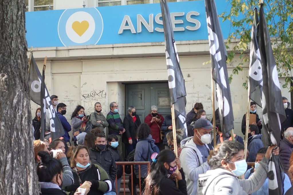Manifestación del Polo Obrero Córdoba ante el Anses, por la caída del sistema.