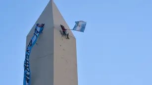 Hinchas trepados en el Obelisco. (AP)