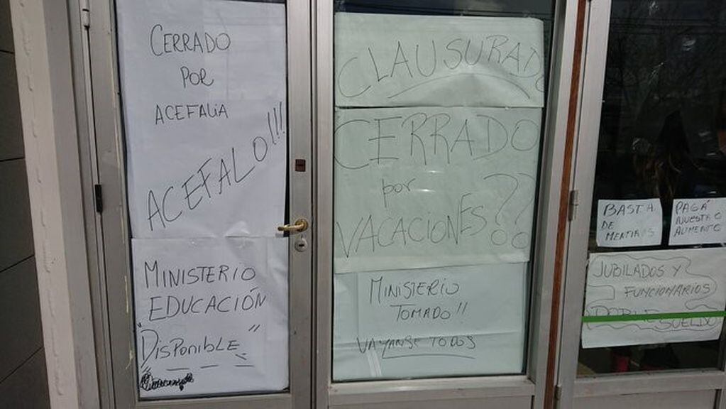 Ministerio de Educación de Chubut tomado por los trabajadores (Foto: Diario Jornada).
