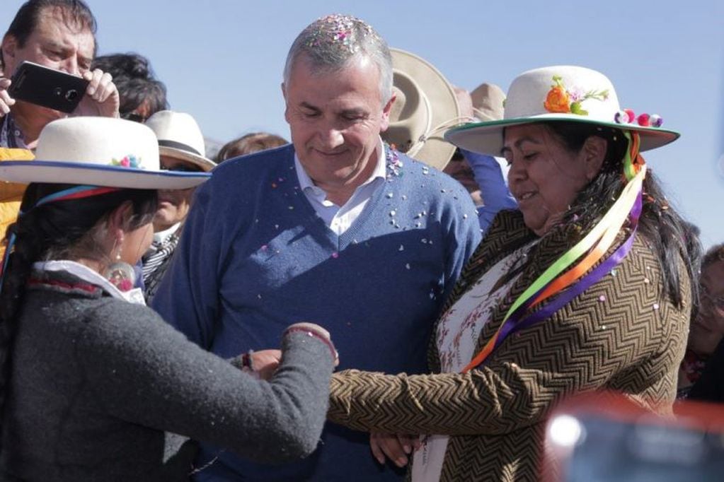 La secretaria Natalia Sarapura junto al gobernador Gerardo Morales, en las ceremonias de tributo a la Pachamama, en agosto pasado.