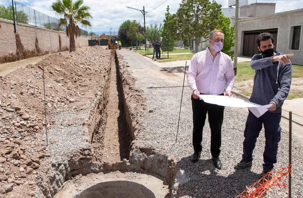 El intendente Matías Stevanato, visitó las obras de recolección de afluentes cloacales que beneficiarán a más de 25.000 maipucinos. Gentileza MM