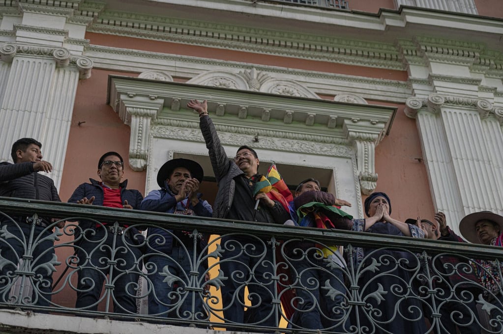 El presidente boliviano Luis Arce saluda a sus seguidores desde un balcón del Palacio Quemado, en La Paz, después de sofocar un intento de golpe de estado que por más de tres horas tuvo en vilo a la ciudadanía en todo el país.