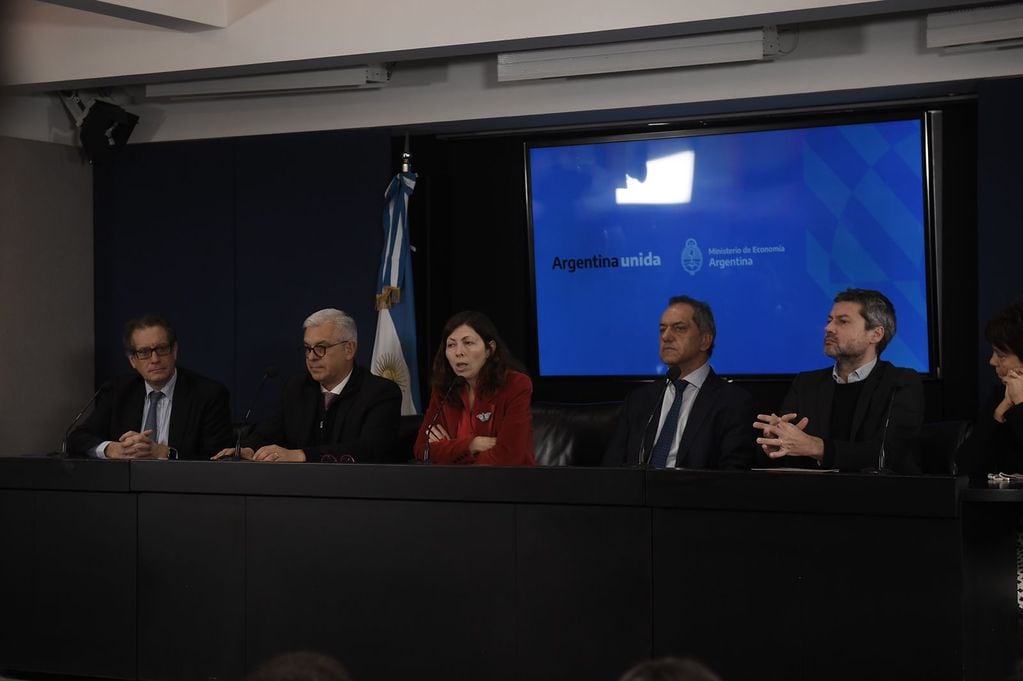 Silvina Batakis junto al equipo económico destacó las medidas que implementarán para buscar "gastar menos de lo que tienen". (Federico López Claro)