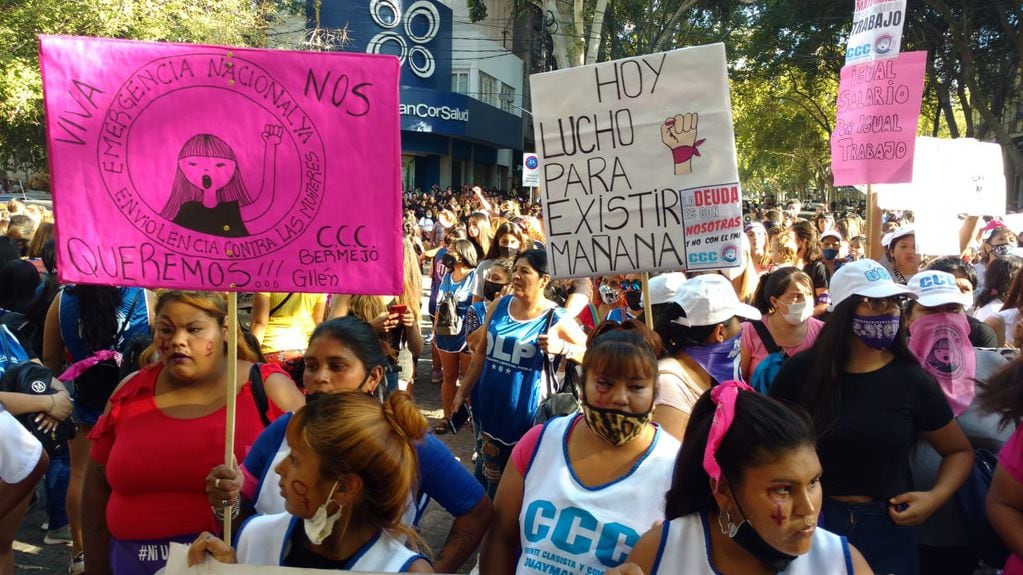 Más de 10.000 mujeres marcharon por el centro mendocino convocadas por el colectivo Ni Una Menos (NUM). José Gutiérrez / Los Andes