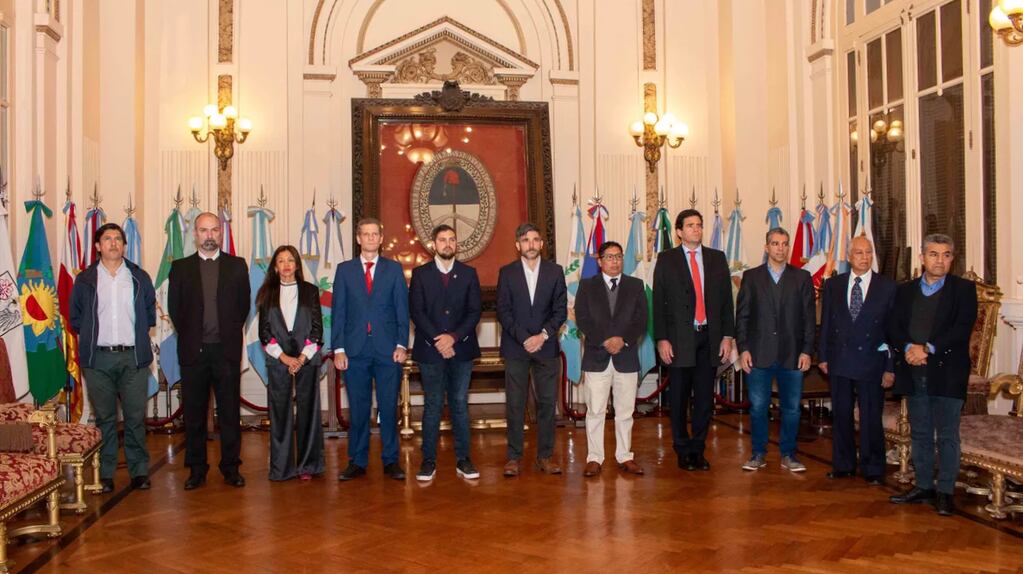 El Salón de la Bandera de la casa de Gobierno de Jujuy fue escenario del acto oficial con motivo Día  de la Industria Minera.