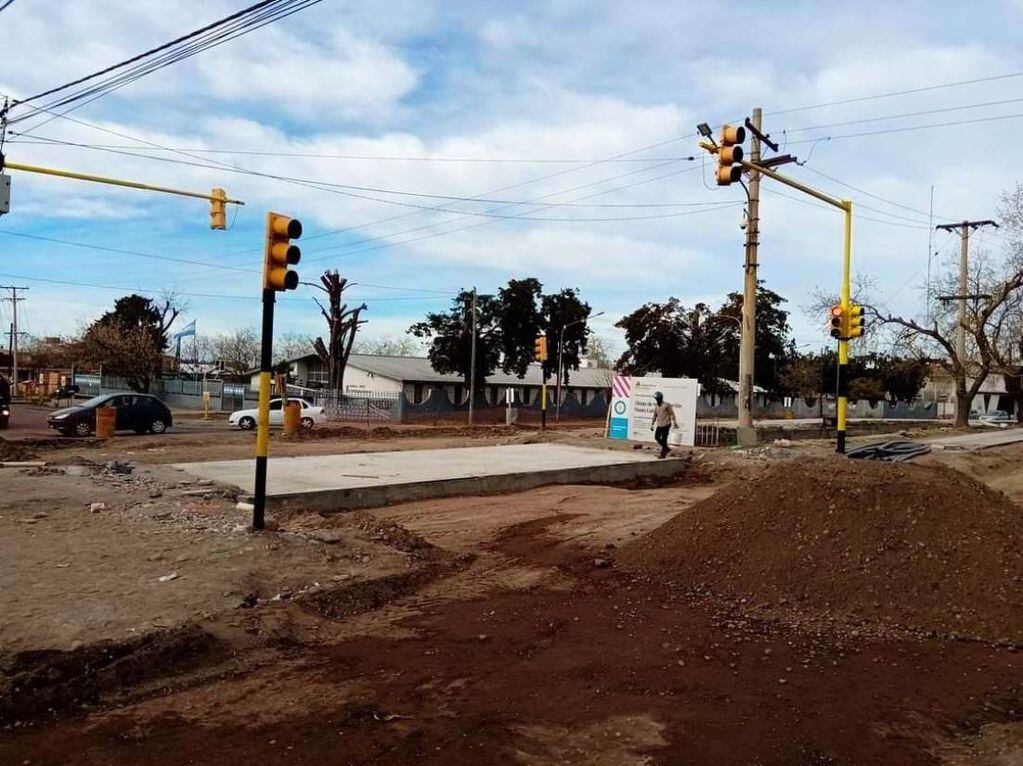 Construyen el hormigón en la esquina de avenida Alberdi con Espínola, Patricias Mendocinas y Vélez Sarsfield. 