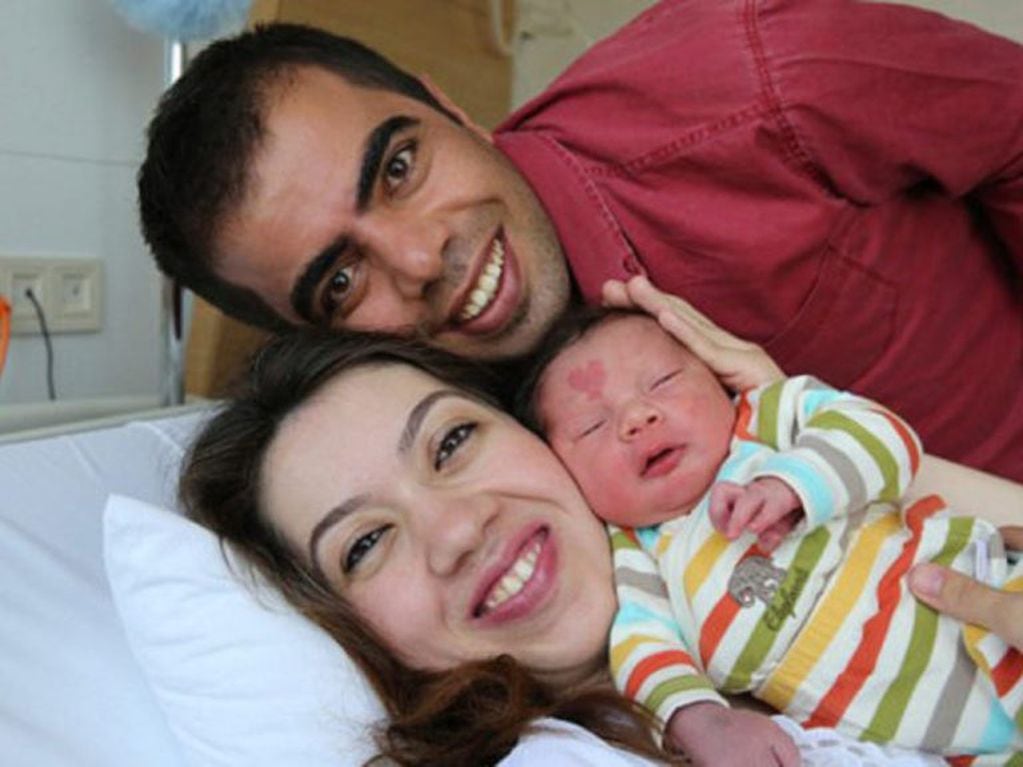 Su mamá, Ceyda, de 28 años, y su papá Murat Engin, de 30, consideran que la mancha en la frente de su hijo es un mensaje de "paz y amor"