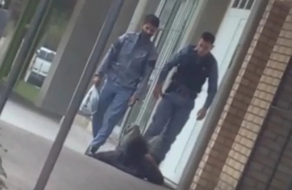 Fragmento del vídeo dónde se ve a los efectivos maltratando al hombre en situación de calle.