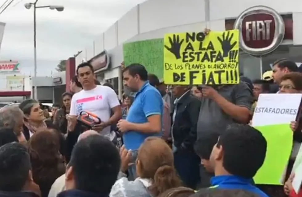 Manifestación en las puertas de la Fiat. (Web)