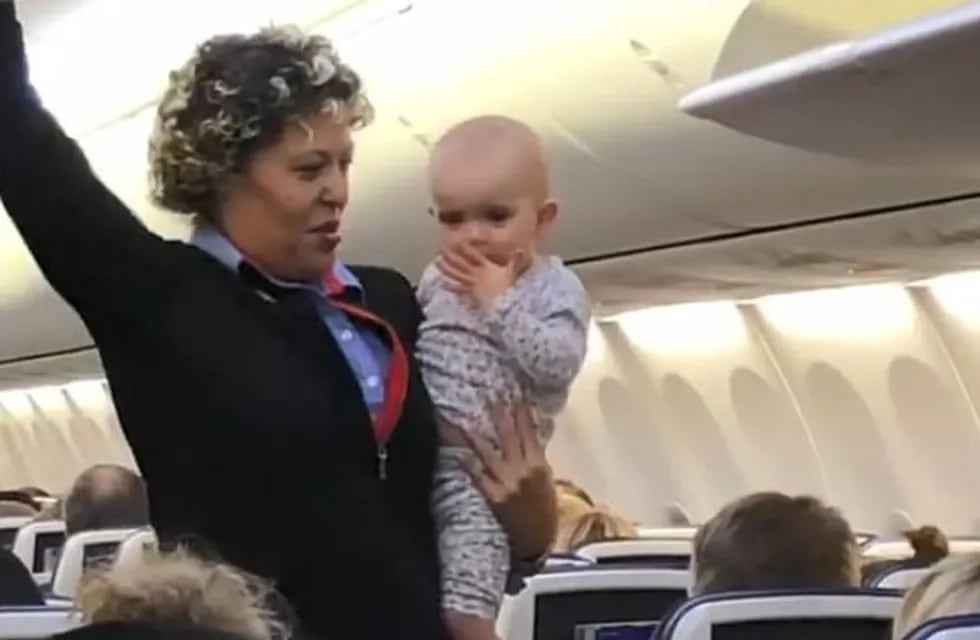El dulce método de una azafata para que una bebé dejara de llorar en el avión (Foto: captura video)