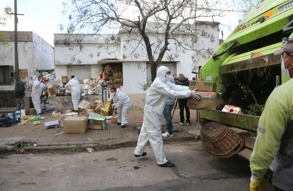El Municipio realizó un operativo de limpieza y desratización en la casa de un acumulador en La Plata (Municipalidad de La Plata)