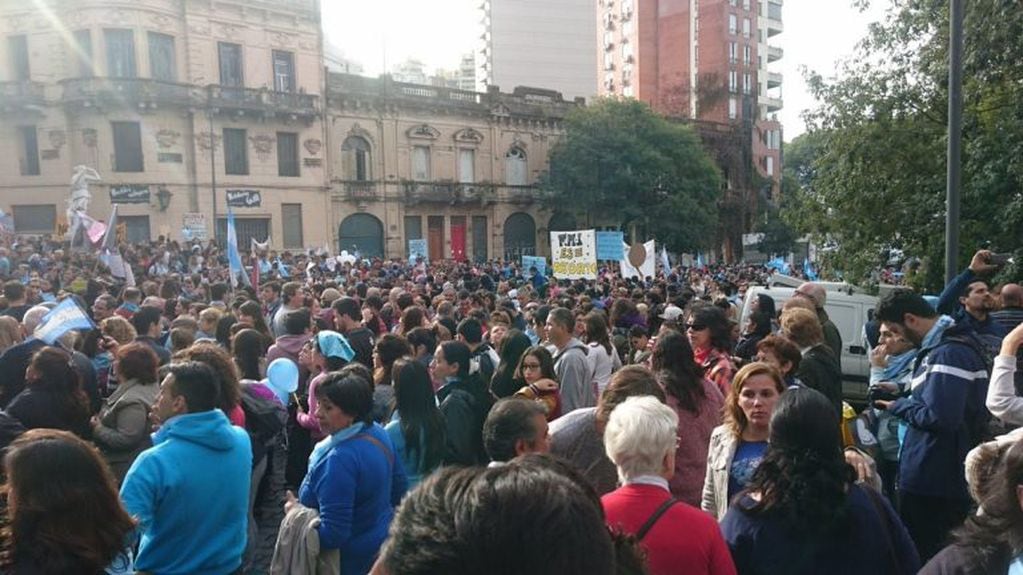 Marcha contra la despenalización del aborto en Rosario. (@adolfo_mac)