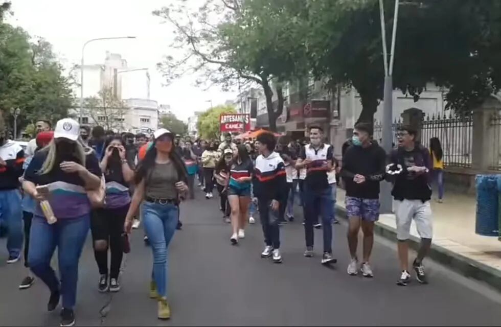 Egresados 2020 reclaman por las calles en San Luis