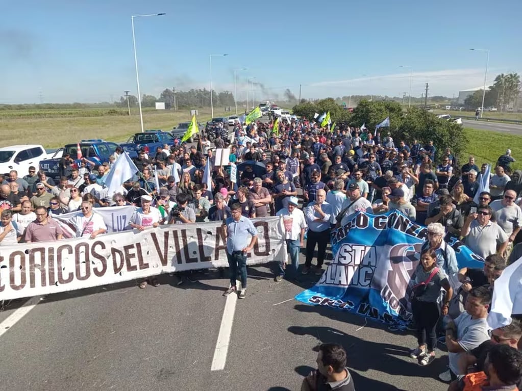 La crisis en el complejo siderúrgico generó una fuerte protesta sobre la autopista Rosario-Buenos Aires.