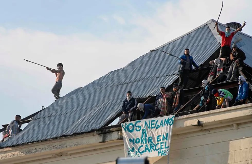 TOPSHOT - Inmates from Villa Devoto prison take part in a riot demanding measures to prevent the spread of the Covid-19 coronavirus, after a case was reported inside the detention center, in Buenos Aires on April 24, 2020. (Photo by JUAN MABROMATA / AFP)