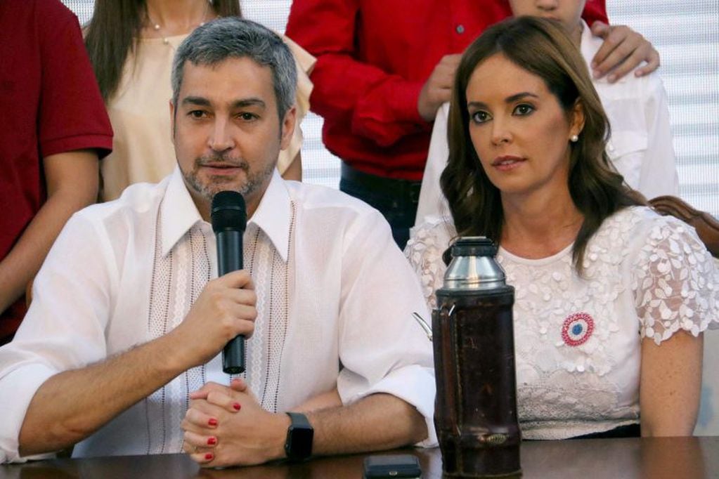 Mario Abdo Benítez junto a su esposa Silvana López Moreira, durante una conferencia de prensa.