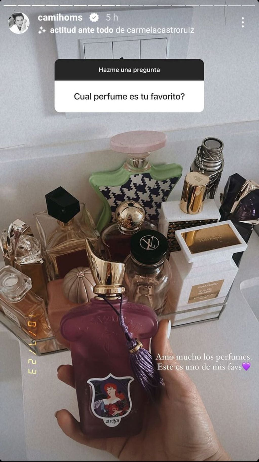 Cami Homs mostró su perfume favorito.