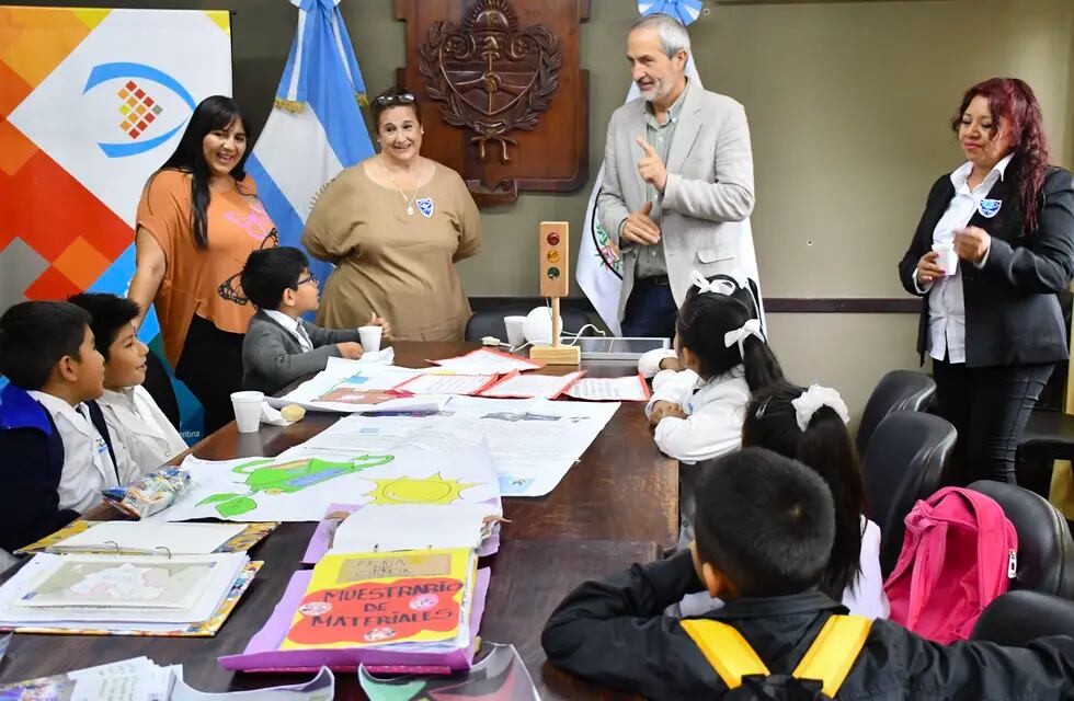 Concejales de San Salvador de Jujuy reconocieron la destacada participación de los niños de la escuela "Juanita Stevens" en una competencia nacional realizada en Tecnópolis.
